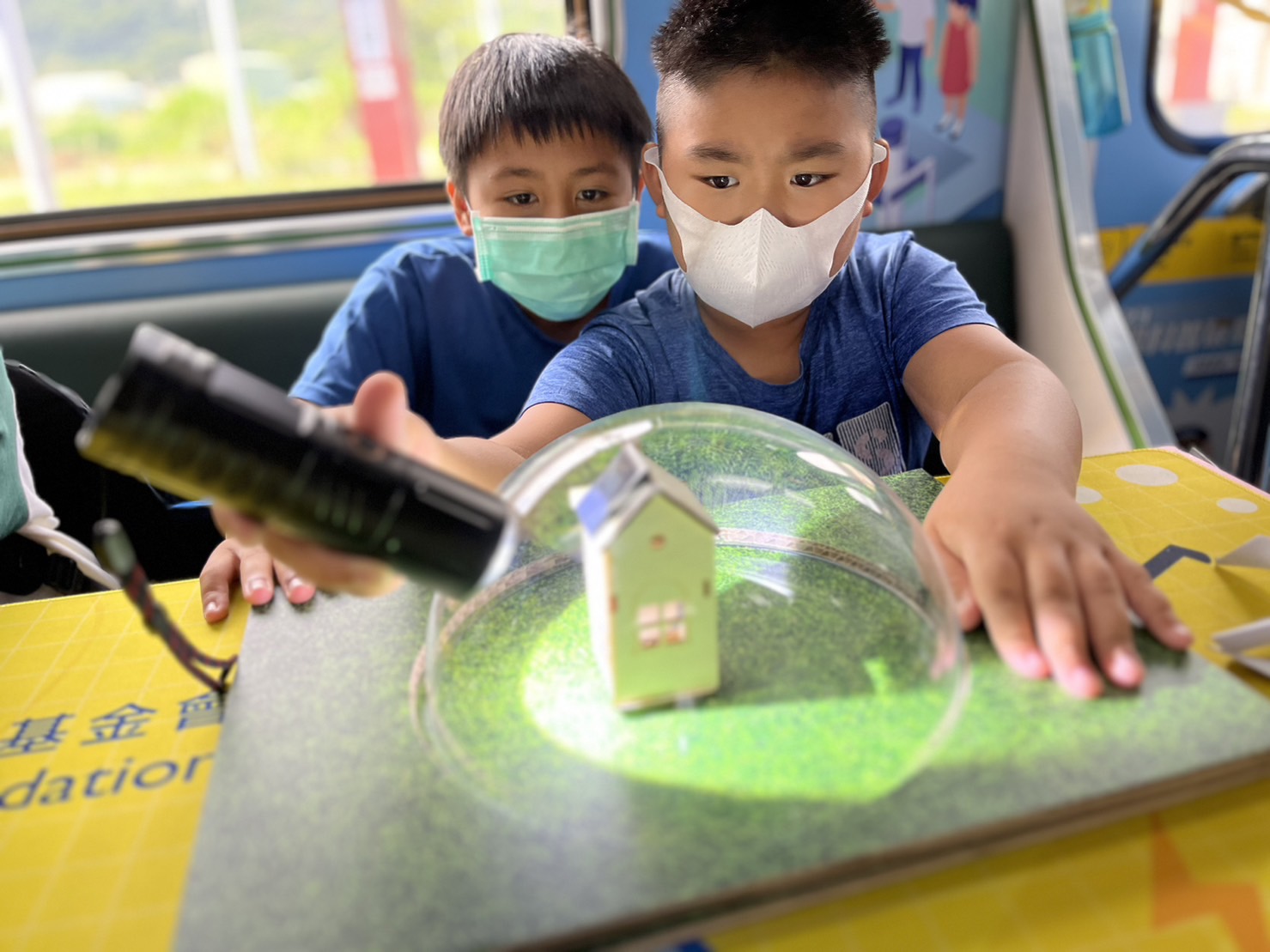 恒峰g22參與基礎科學主題車廂，以STEAM教學精神，設計「逐日科學家」、「太陽能工程師」以及「淨零建築師」三大能源科普課程和實驗